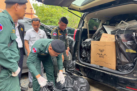 カンボジア警察当局による詐欺拠点への捜索＝１７日、カンダール州（ＡＦＰ時事）