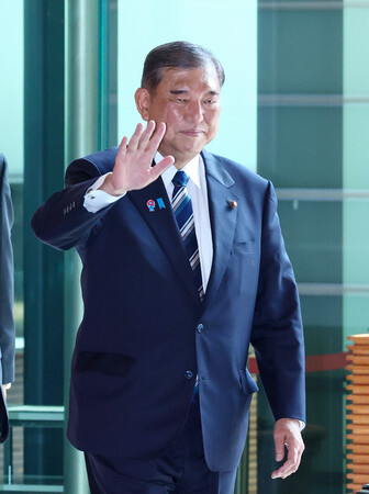 首相官邸に入る石破茂首相＝２５日午前、東京・永田町