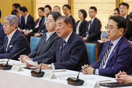 米国の関税措置に関する総合対策本部で発言する石破茂首相（右から２人目）＝２５日午前、首相官邸