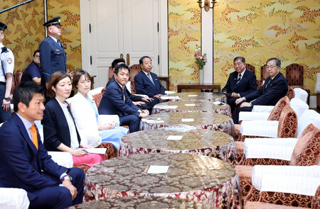 与野党党首会談に臨む石破茂首相（右から２人目）、立憲民主党の野田佳彦代表（同３人目）ら＝２５日午前、国会内