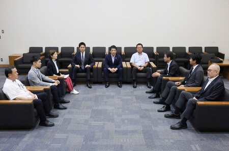 ガソリン暫定税率廃止に向けた野党政策責任者会議。中央は立憲民主党の重徳和彦政調会長＝２５日午前、国会内