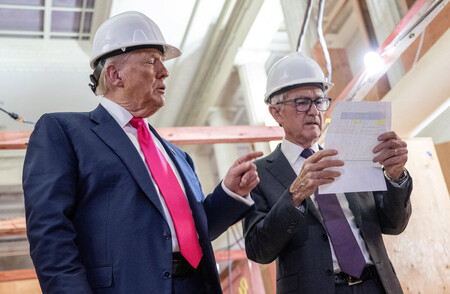 米連邦準備制度理事会(FRB)本部の改修工事現場を視察するトランプ大統領(左)とパウエルFRB議長=24日、ワシントン(AFP時事)