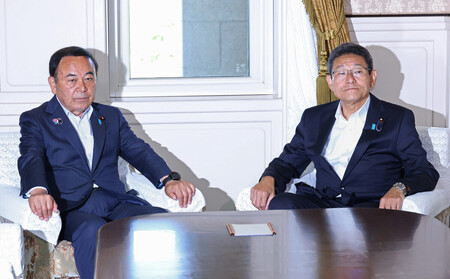 会談に臨む自民党の坂本哲志国対委員長（左）と立憲民主党の笠浩史国対委員長＝２５日午後、国会内