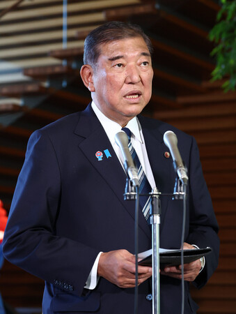 記者団の取材に応じる石破茂首相＝２５日、首相官邸