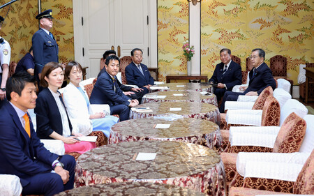 会談に臨む石破茂首相（右から２人目）、立憲民主党の野田佳彦代表（同３人目）ら＝２５日、国会内