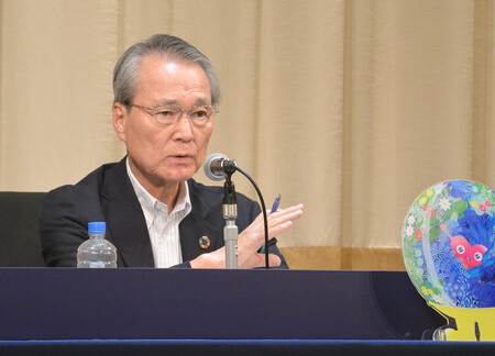 夏季フォーラムを終え、記者会見する経団連の筒井義信会長＝２５日午後、長野県軽井沢町