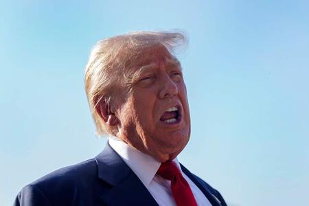 ２５日、米ワシントンのホワイトハウスを出発する際に取材に応じるトランプ大統領（ＥＰＡ時事）