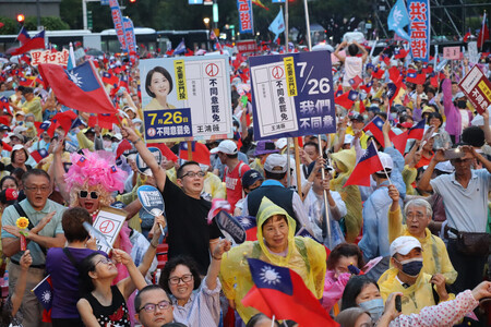 ２５日、台湾・台北市での国民党の集会で、立法委員（国会議員）のリコール（解職請求）反対を訴える参加者ら