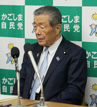 取材に応じる自民党の森山裕幹事長=26日午後、鹿児島市