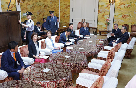 会談に臨む石破茂首相（右から２人目）、立憲民主党の野田佳彦代表（同３人目）ら＝２５日午前、国会内