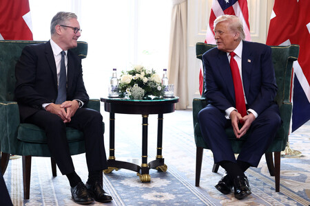 28日、英北部スコットランドのターンベリーで会談するトランプ米大統領(右)とスターマー英首相(ロイター時事)