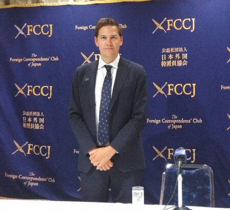 日本外国特派員協会で記者会見するノルウェー・ノーベル賞委員会のフリードネス委員長＝２８日午後、東京都千代田区