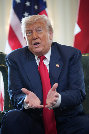28日、英北部スコットランドのターンベリーで、スターマー首相と会談するトランプ米大統領(AFP時事)