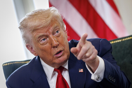28日、英スコットランド・ターンベリーで記者団の取材に応じるトランプ米大統領(EPA時事)