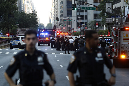28日、米ニューヨーク市マンハッタン中心部で発生した銃撃事件を受け、出動した警察官ら(AFP時事)
