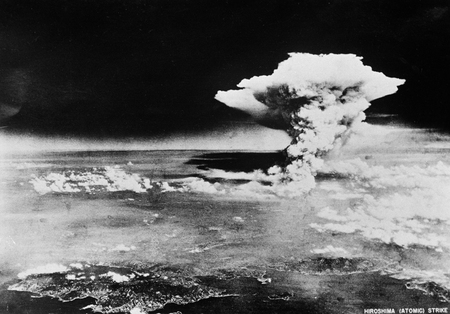 広島原爆の原子雲。投下約1時間後、米軍機が広島南方の倉橋島上空付近から撮影したと推定される=1945年8月