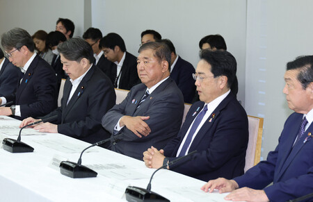 月例経済報告等に関する関係閣僚会議に臨む石破茂首相（中央）＝２９日午後、首相官邸