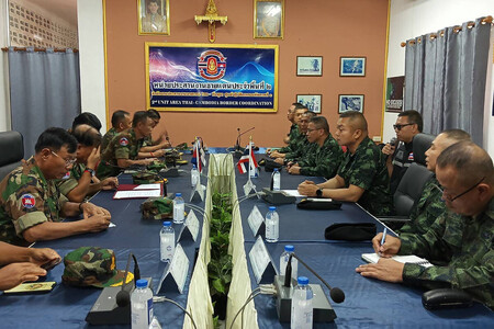 ２９日、タイ・カンボジア国境地帯で協議を行うタイ軍（右）とカンボジア軍の司令官ら（タイ軍提供）（ＡＦＰ時事）