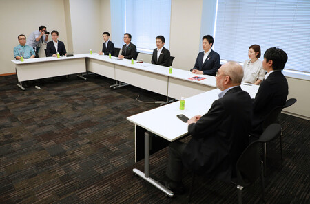 ガソリン税暫定税率廃止法案の提出に向けて開かれた野党政策責任者会議＝２９日、国会内