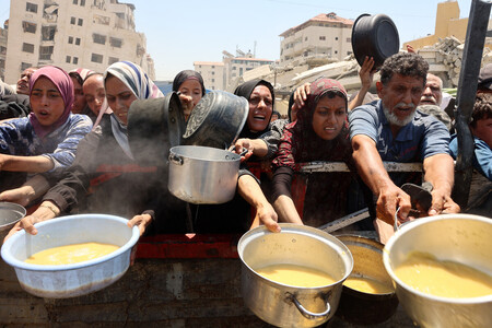 パレスチナ自治区ガザ北部ガザ市で、食料の配給に集まる住民＝２７日（ＡＦＰ時事）