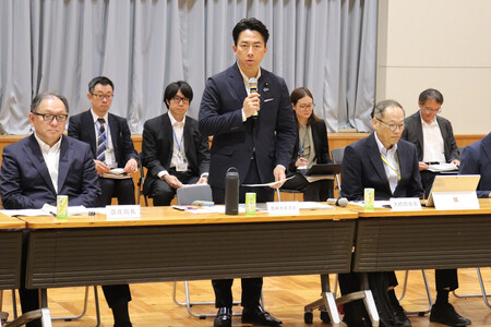 農業政策の在り方を議論する農林水産省の会議であいさつする小泉進次郎農水相(中央)=30日午前、同省