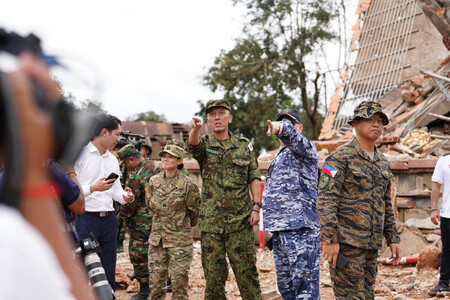 武力衝突の跡を視察する日本の防衛駐在官（右から３人目）ら＝３０日、カンボジア北部プレアビヒア州（カンボジア情報省のフェイスブックより）