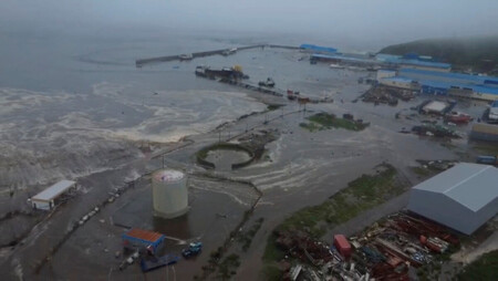 30日、津波に襲われる千島列島のパラムシル島セベロクリリスク(ロシア科学アカデミー提供の動画より)(ロイター時事)