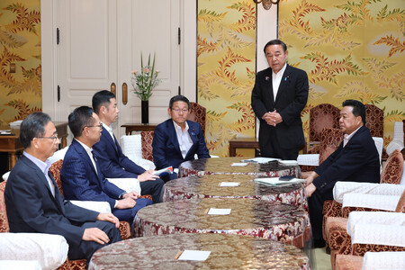 与野党国対委員長会談で発言する自民党の坂本哲志国対委員長（中央右）＝３０日、国会内