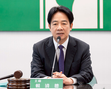 ３０日、台湾・台北市で開かれた民進党の会議で発言する党主席（党首）の頼清徳総統（同党提供・時事）