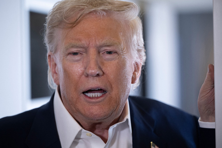 トランプ米大統領＝２９日、大統領専用機エアフォースワン機内（ＡＦＰ時事）