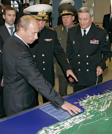 ロシア極東カムチャツカ半島の潜水艦基地を視察するプーチン大統領（手前左）＝２００７年９月、ビリュチンスク（ＥＰＡ時事）