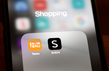 中国系ネット通販の「ＳＨＥＩＮ（シーイン）」と「Ｔｅｍｕ（テム）」のアプリが入ったスマホ（ＡＦＰ時事）