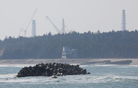 福島県浪江町の請戸海岸から見える東京電力福島第１原発＝３月１０日、同町