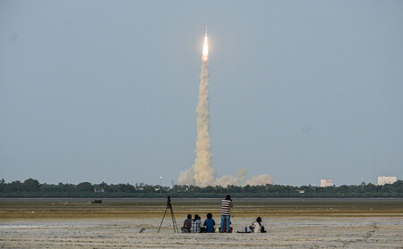 ３０日、インド南部スリハリコタの宇宙センターから打ち上げられた米印共同開発の地表観測衛星を搭載したロケット（ＥＰＡ時事）