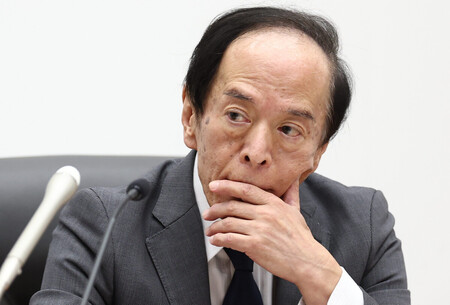 金融政策決定会合を受け、記者会見で質問を聞く日銀の植田和男総裁＝３１日午後、日銀本店