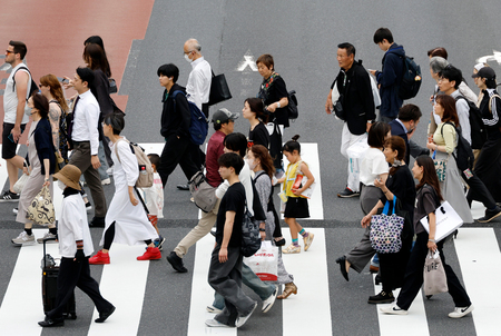 東京・新宿地区の横断歩道を渡る歩行者＝６月４日（ＥＰＡ時事）