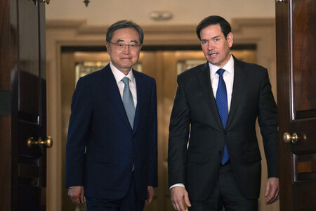 ルビオ米国務長官（右）と趙顕韓国外相＝３１日、ワシントン（ＡＦＰ時事）