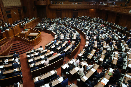 第２１８臨時国会が召集され、参院本会議に臨む議員ら＝１日午前、国会内