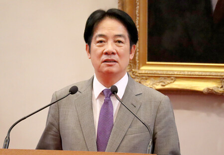 １日、台北の台湾総統府で記者会見する頼清徳総統
