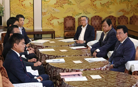 ガソリン税暫定税率廃止に向けた与野党実務者協議に臨む自民党の宮沢洋一税調会長（右から３人目）、立憲民主党の重徳和彦政調会長（同４人目）＝１日午後、国会内