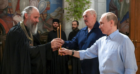 １日、ロシア北西部カレリア共和国のワラーム島を訪問したプーチン大統領（右端）とベラルーシのルカシェンコ大統領（右から２人目）（ＡＦＰ時事）