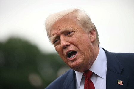 １日、ワシントンで記者団の取材に応じるトランプ米大統領（ＡＦＰ時事）