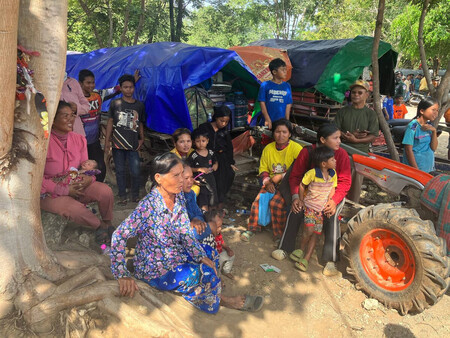 タイとの武力衝突で避難所生活を送るカンボジアの市民＝１日、北部ウッドーミアンチェイ州（在カンボジア日本大使館のフェイスブックより・時事）