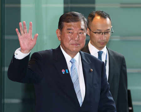 首相官邸に入る石破茂首相＝１日午前、東京・永田町