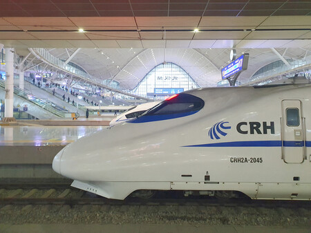 駅に停車する中国の高速鉄道の車両＝２０２４年３月、湖北省武漢