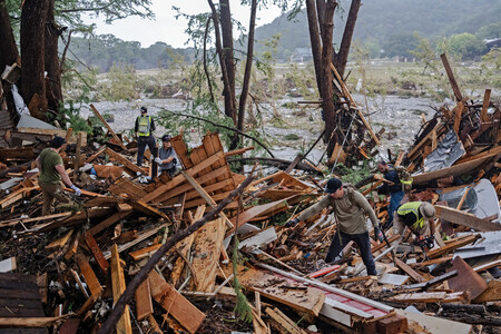 洪水の被災地で捜索活動を行う救助隊員ら＝７月６日、米南部テキサス州ハント（ＡＦＰ時事）