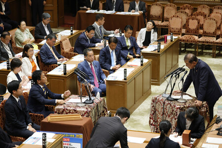 衆院予算委員会で国民民主党の玉木雄一郎代表(左下から2人目)に答弁する石破茂首相(右)=4日午前、国会内