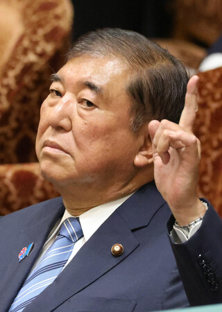 衆院予算委員会で挙手する石破茂首相=4日午前、国会内