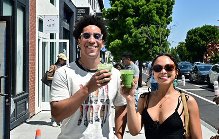 米カリフォルニア州ロサンゼルス近郊で、アイス抹茶ラテを手にする男女＝５月２０日（ＡＦＰ時事）