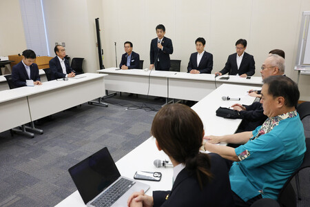 野党政策責任者会議で発言する立憲民主党の重徳和彦政調会長（中央奥）＝４日午後、国会内